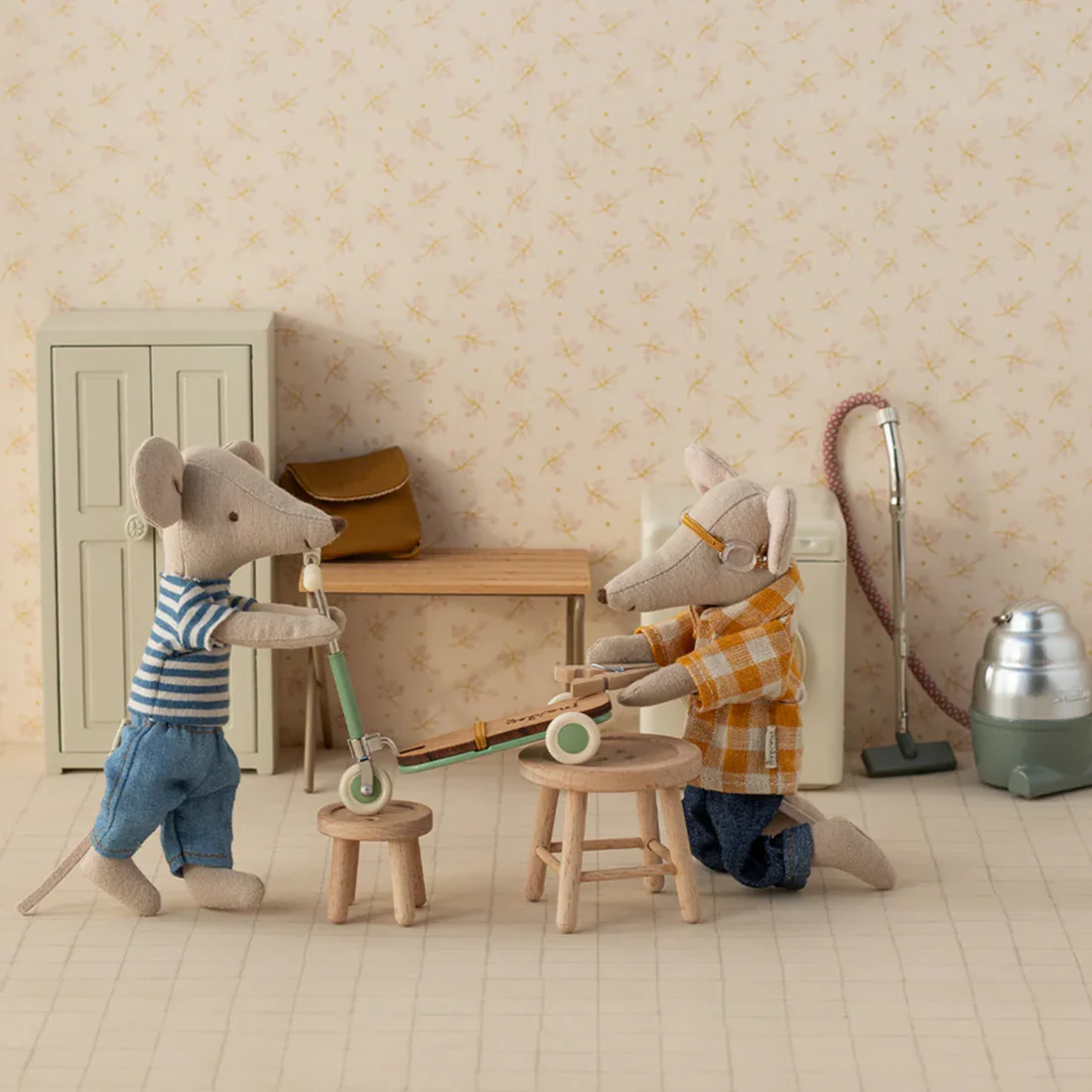 Maileg Mouse Kick Board - Mint - Image 2